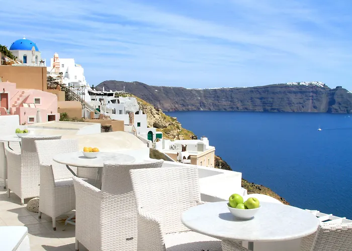 Oia (Santorini) Hotels With Jacuzzi in Room