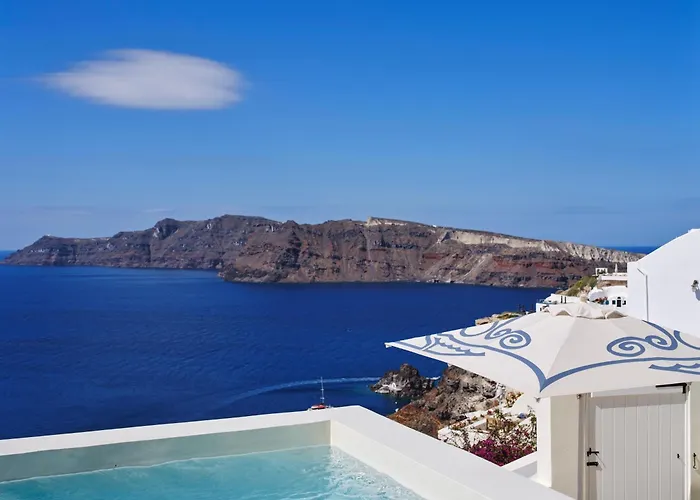 Oia (Santorini) Hotels for Romantic Getaway
