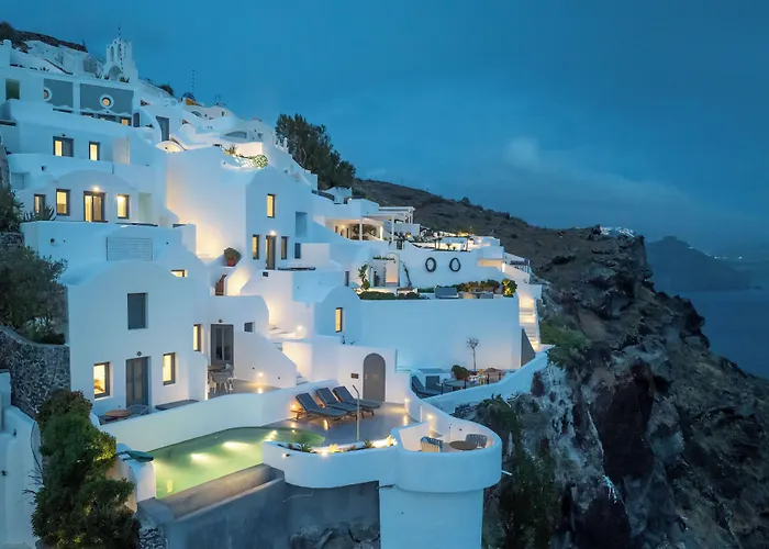 Luxury Hotels in Oia (Santorini)