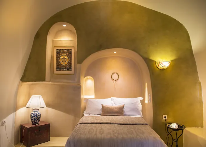 Oia (Santorini) Cheap Hotels