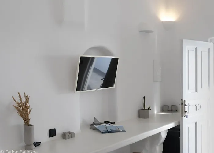 Fira (Santorini) Hotels With Jacuzzi in Room